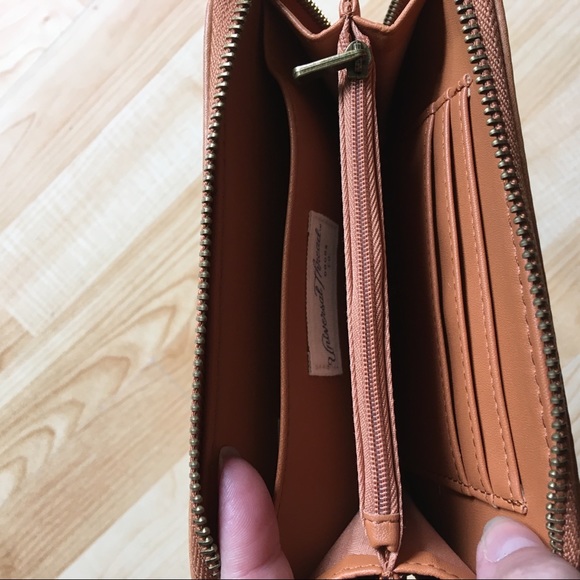 Universal Thread Wristlet - Picture 3 of 4